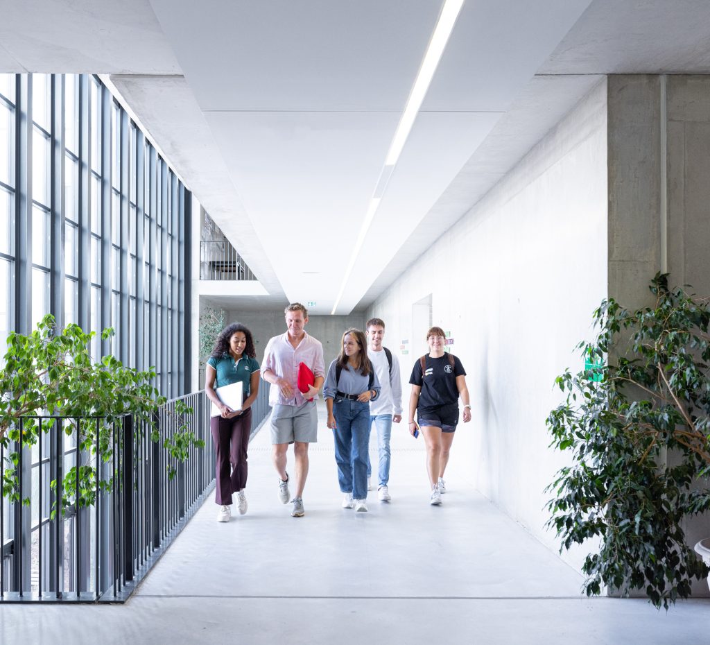 Étudiants en alternance qui marchent dans un couloir de l'Université de Toulon